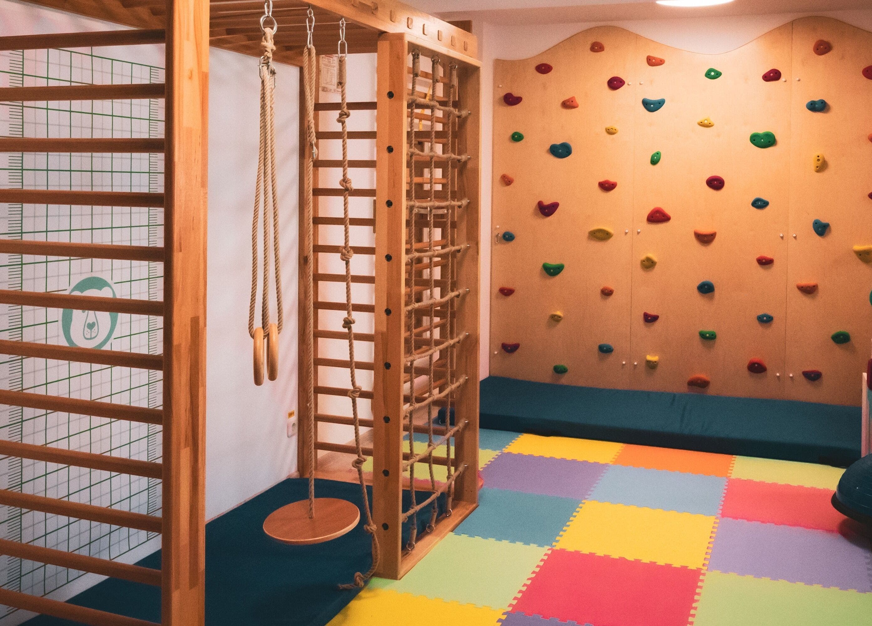 Loc de joacă interior la Kineto Baloo, 1 Decembrie, Județul Ilfov, RO. Echipament sportiv și perete de cățărat.