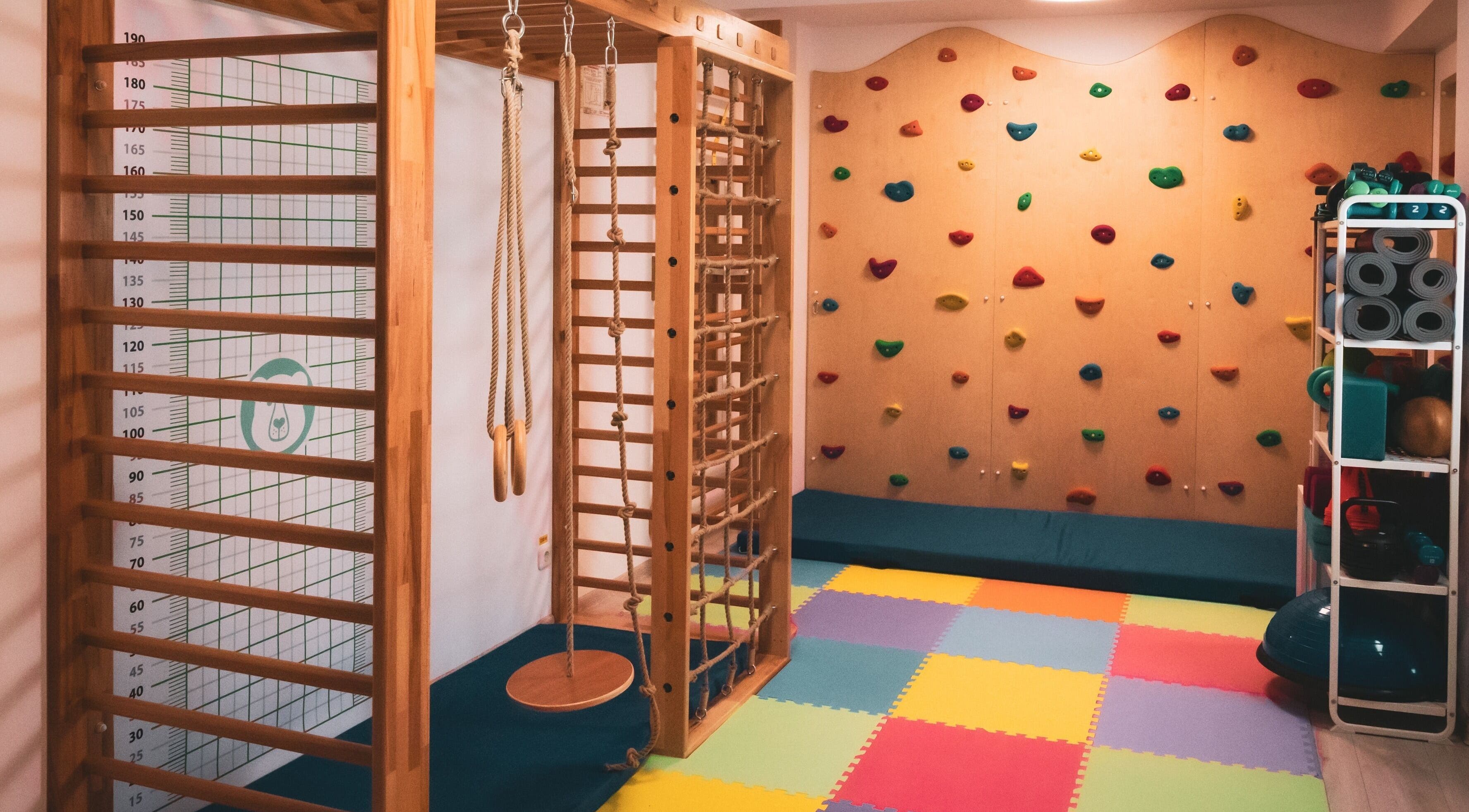 Loc de joacă interior la Kineto Baloo, 1 Decembrie, Județul Ilfov, RO. Echipament sportiv și perete de cățărat.