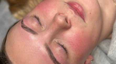 Close-up of expertly groomed eyebrows at Defined and Dewy Beauty in Melbourne, Victoria, AU.
