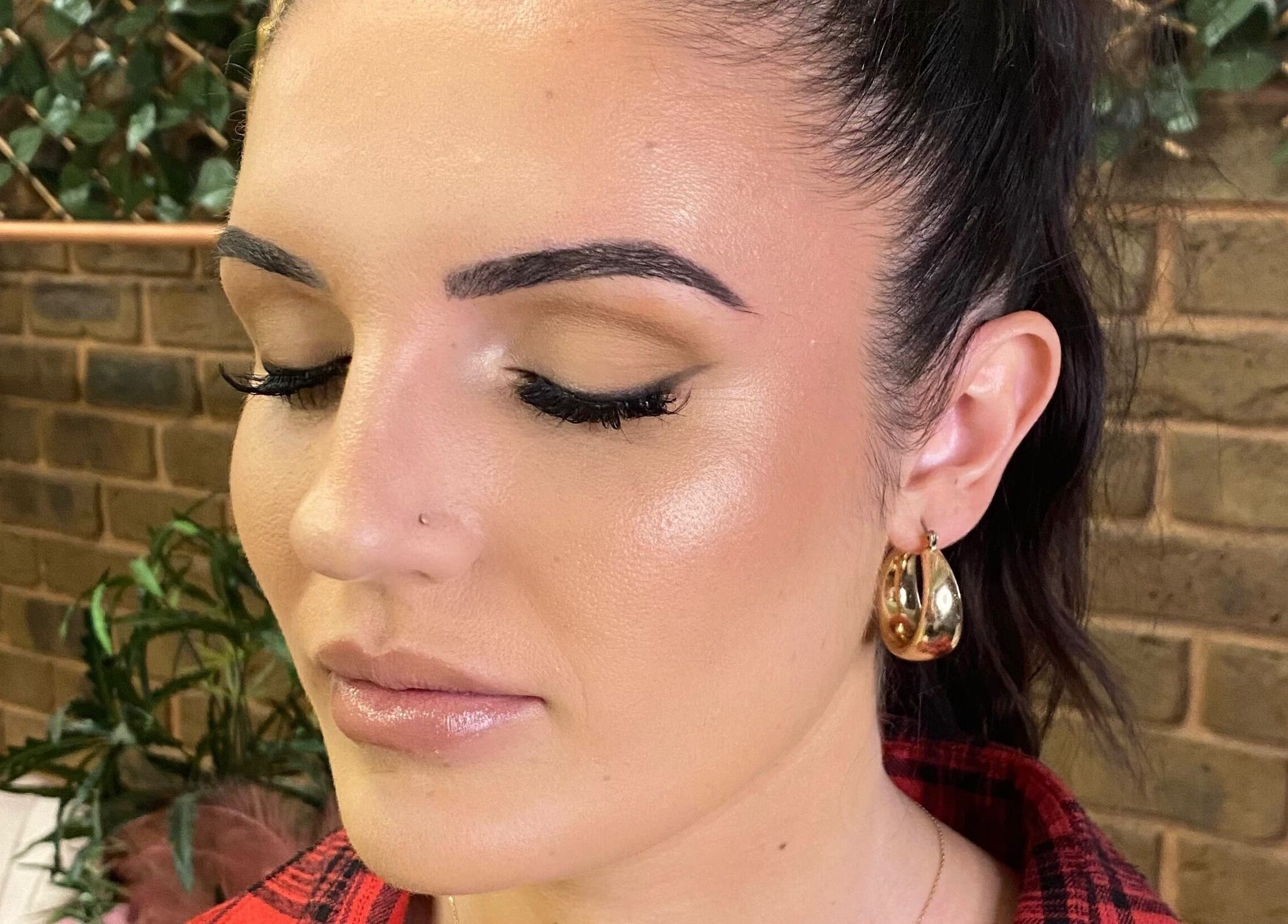 Beauty by Alex Yeomans provides a glowing makeup finish in Whyalla Norrie, South Australia, AU.