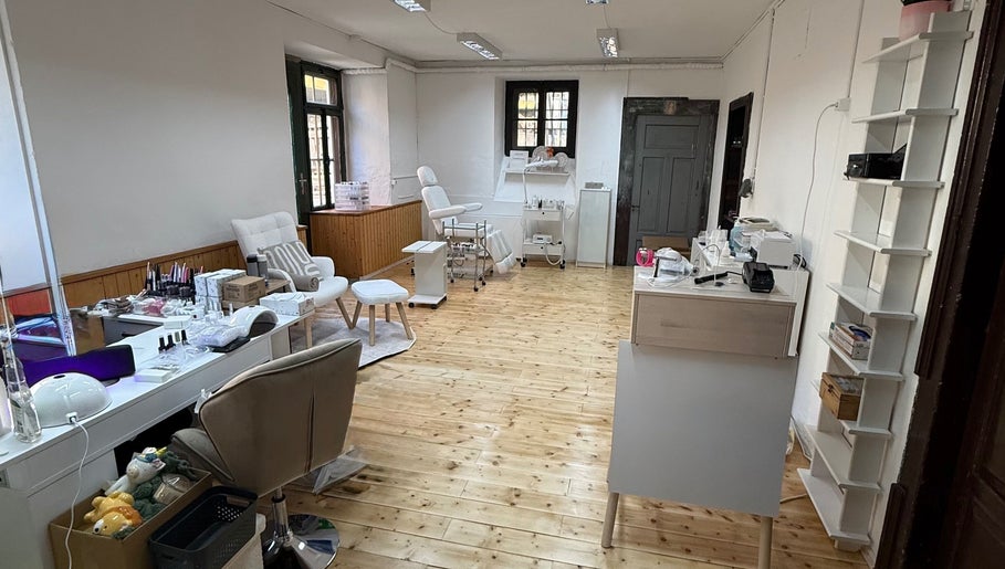 Innenraum von Hand- Und Fusspflege Nagelparadies, Scuol, Grigioni, CH mit modernem, stilvollem Design.