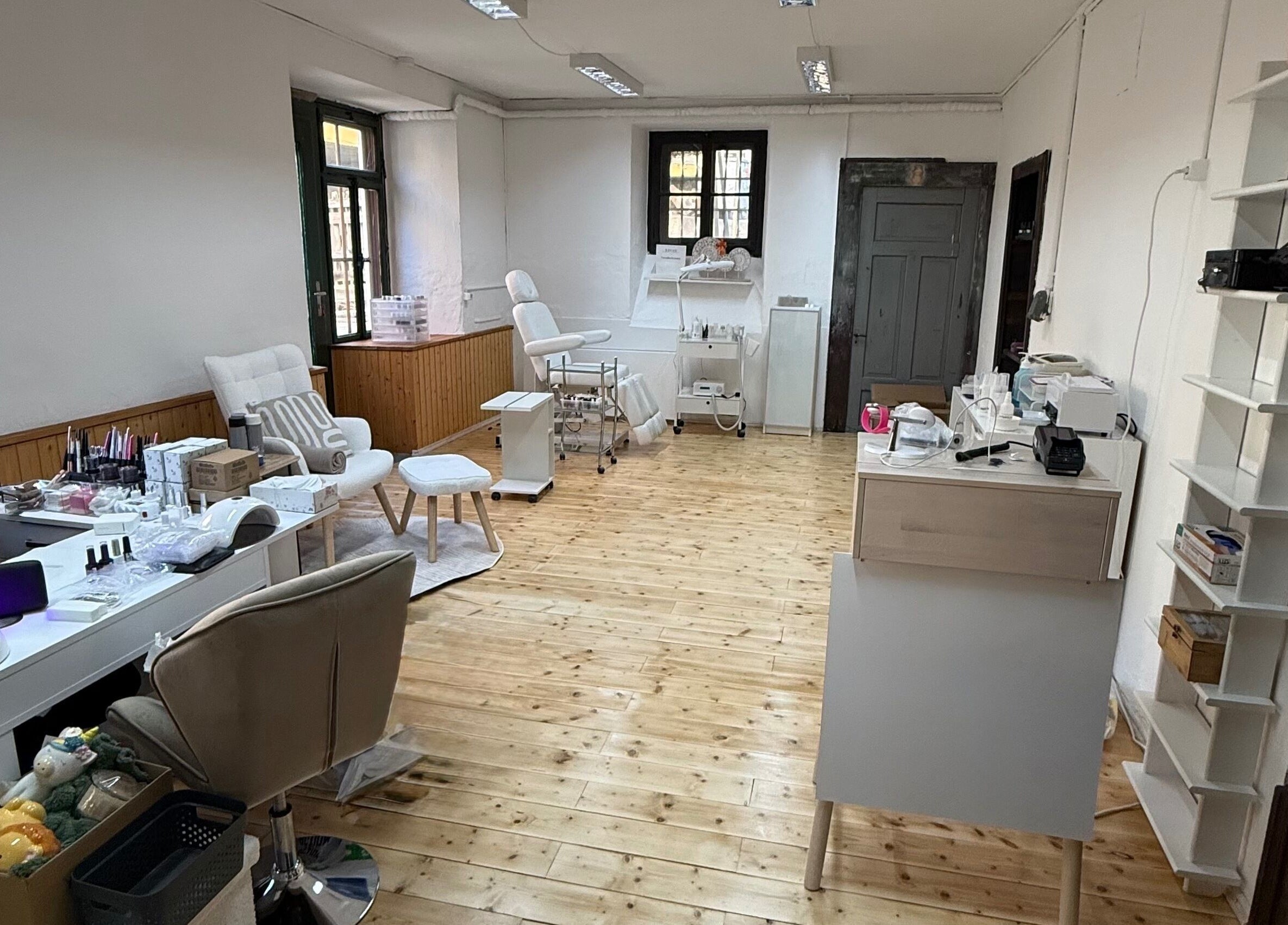 Innenraum von Hand- Und Fusspflege Nagelparadies, Scuol, Grigioni, CH mit modernem, stilvollem Design.