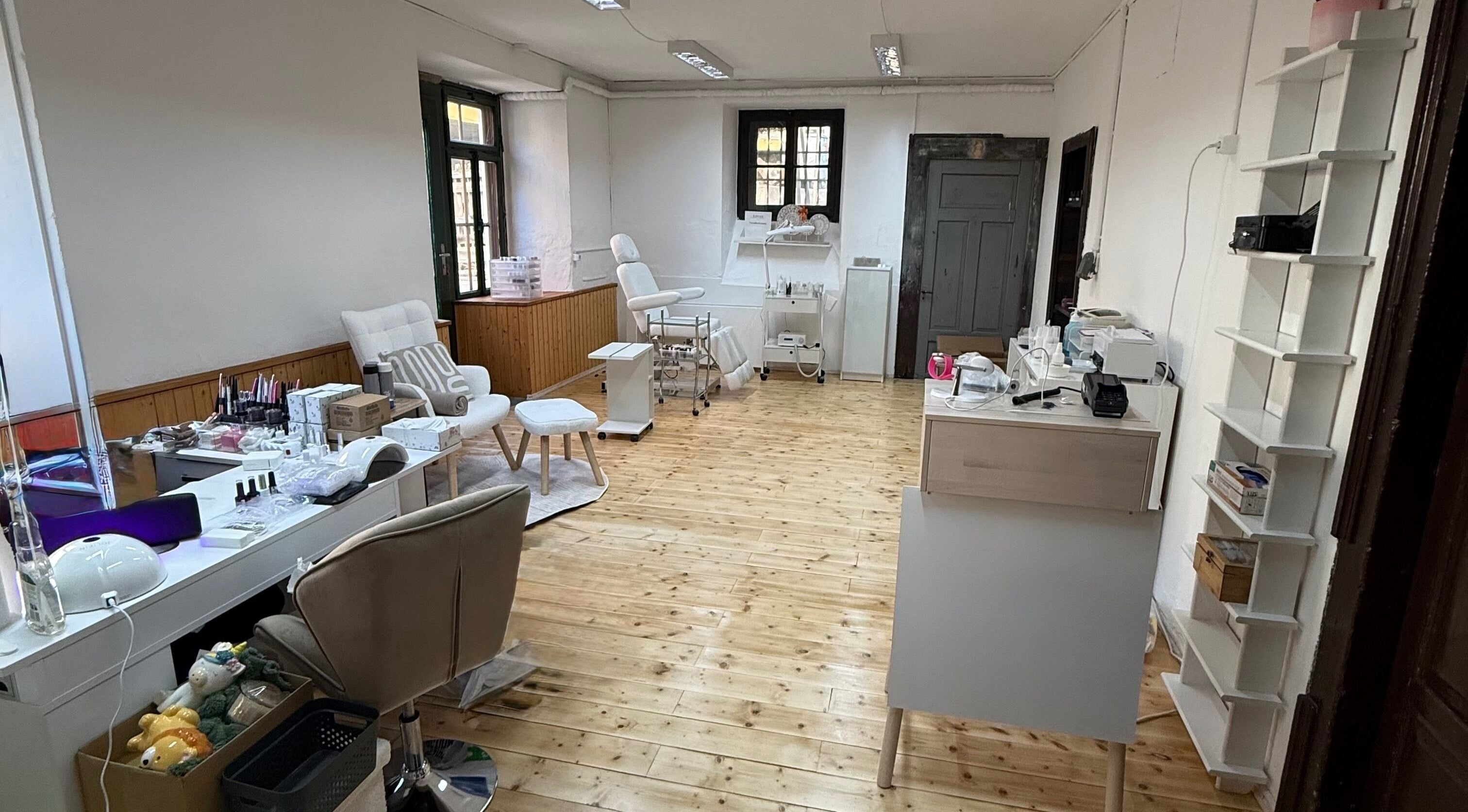 Innenraum von Hand- Und Fusspflege Nagelparadies, Scuol, Grigioni, CH mit modernem, stilvollem Design.