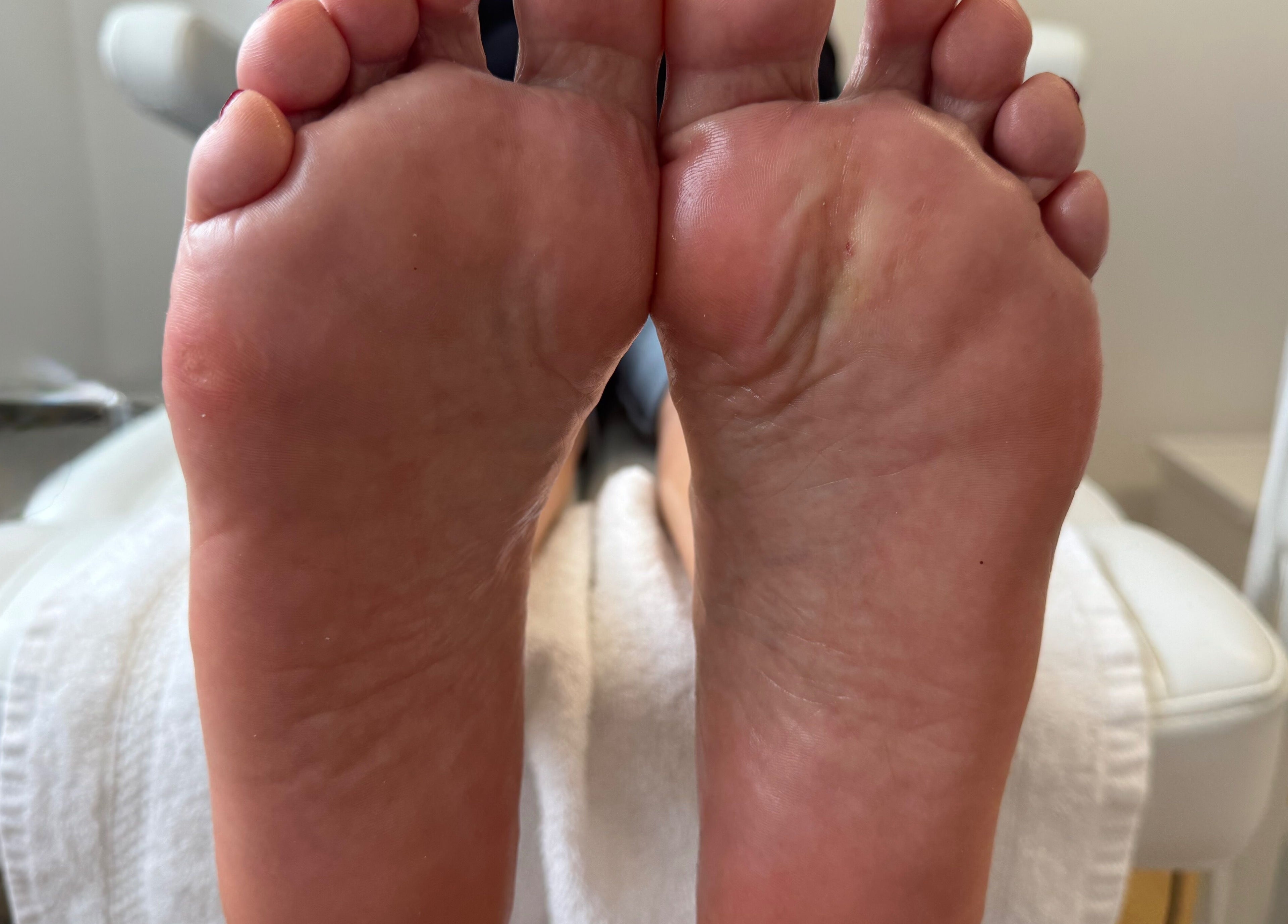 Behandlungsraum im Hand- Und Fusspflege Nagelparadies, Scuol, Grigioni, CH, zeigt gepflegte Füße auf weißem Handtuch.