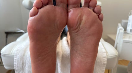 Behandlungsraum im Hand- Und Fusspflege Nagelparadies, Scuol, Grigioni, CH, zeigt gepflegte Füße auf weißem Handtuch.