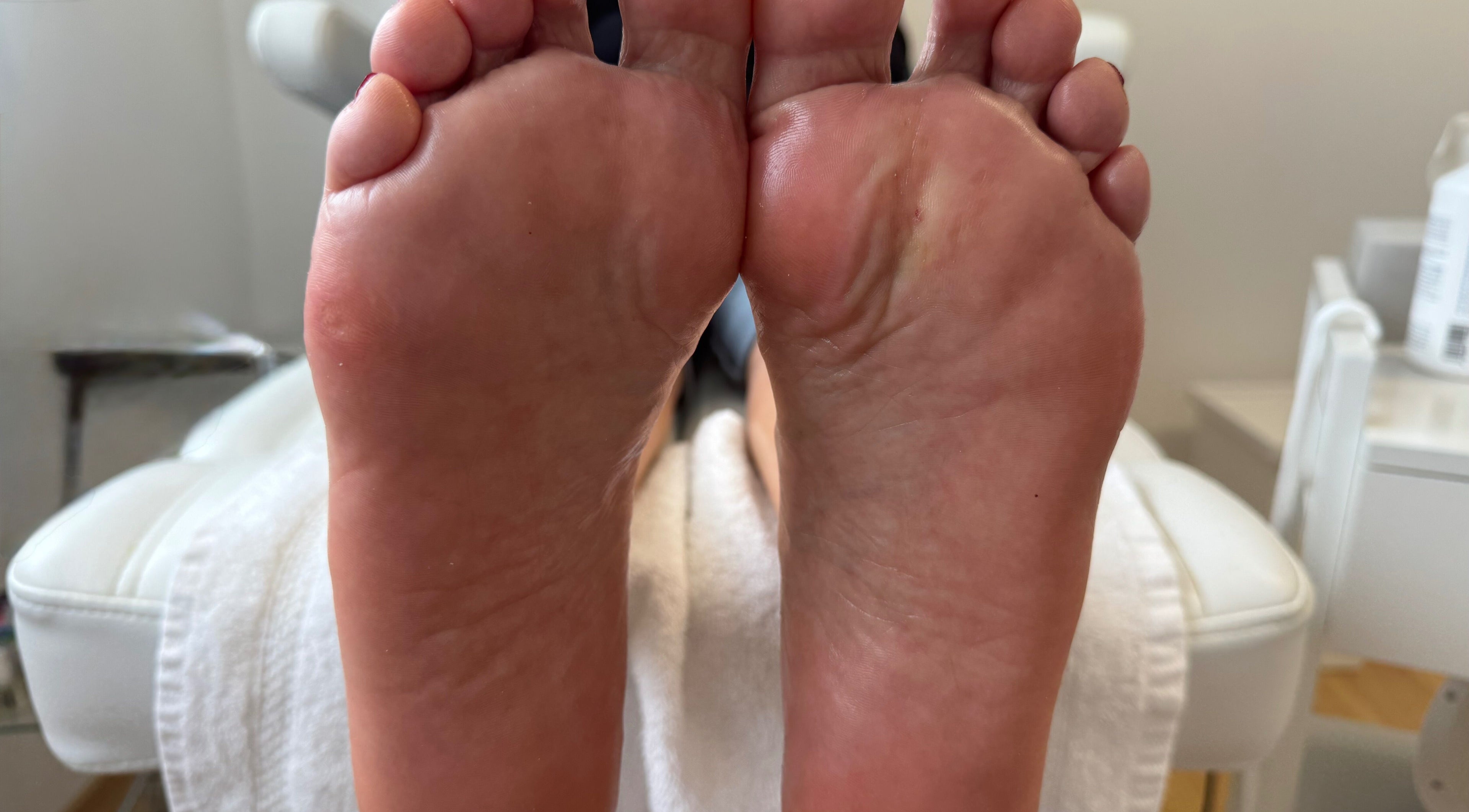 Behandlungsraum im Hand- Und Fusspflege Nagelparadies, Scuol, Grigioni, CH, zeigt gepflegte Füße auf weißem Handtuch.