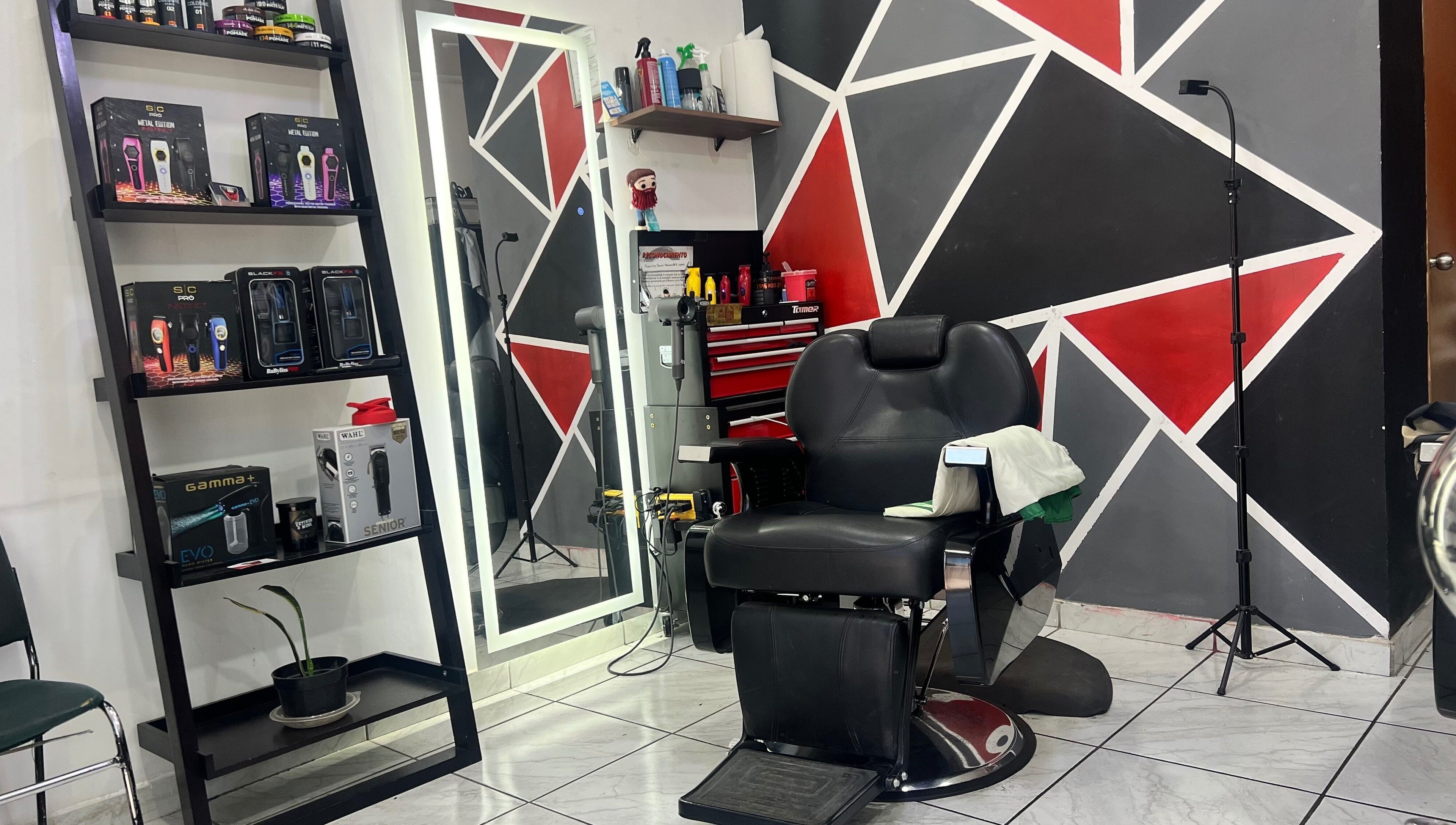 Interior de Red Barber Studio en Hermosillo, Sonora, MX con silla de barbero y equipo de alta calidad.