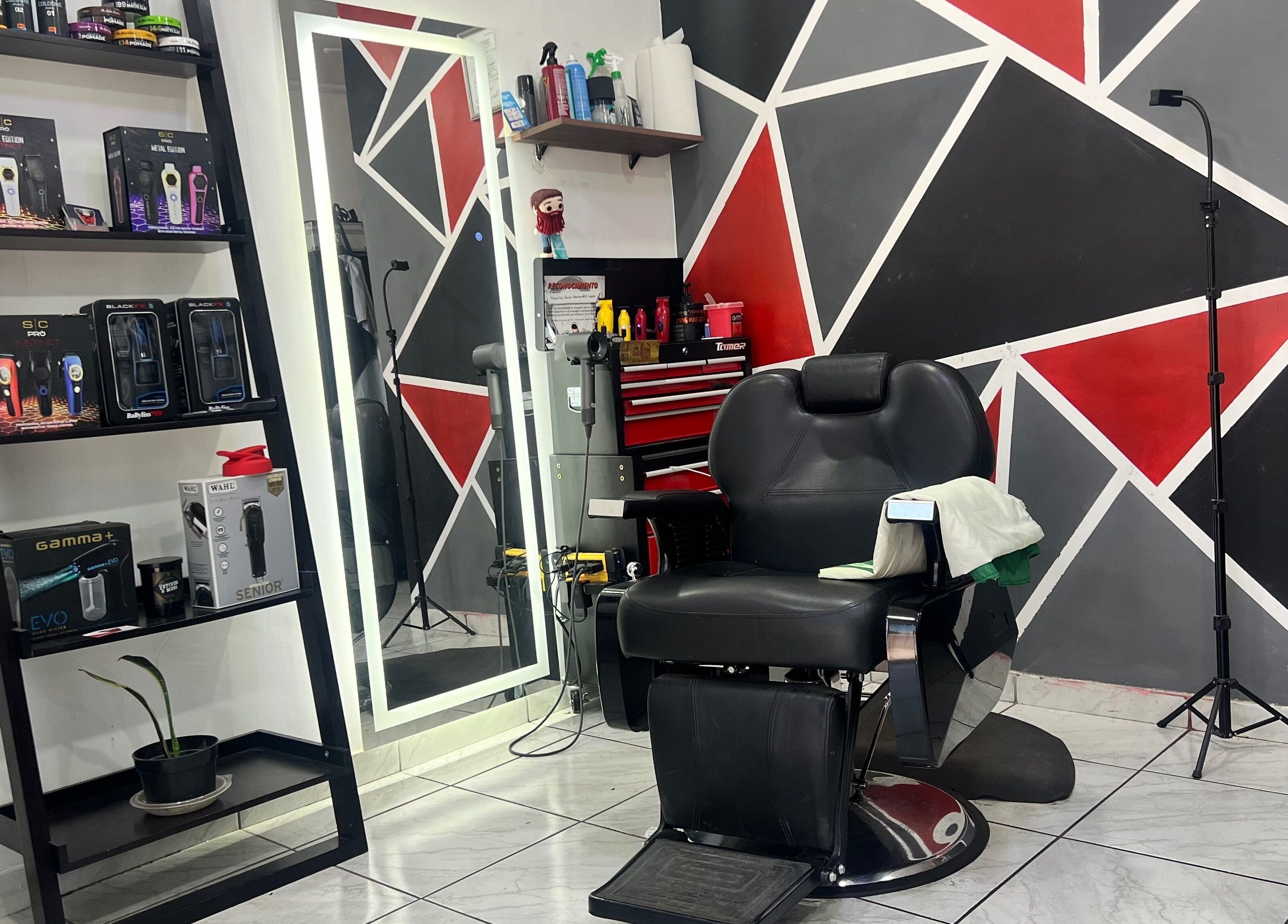 Interior de Red Barber Studio en Hermosillo, Sonora, MX con silla de barbero y equipo de alta calidad.