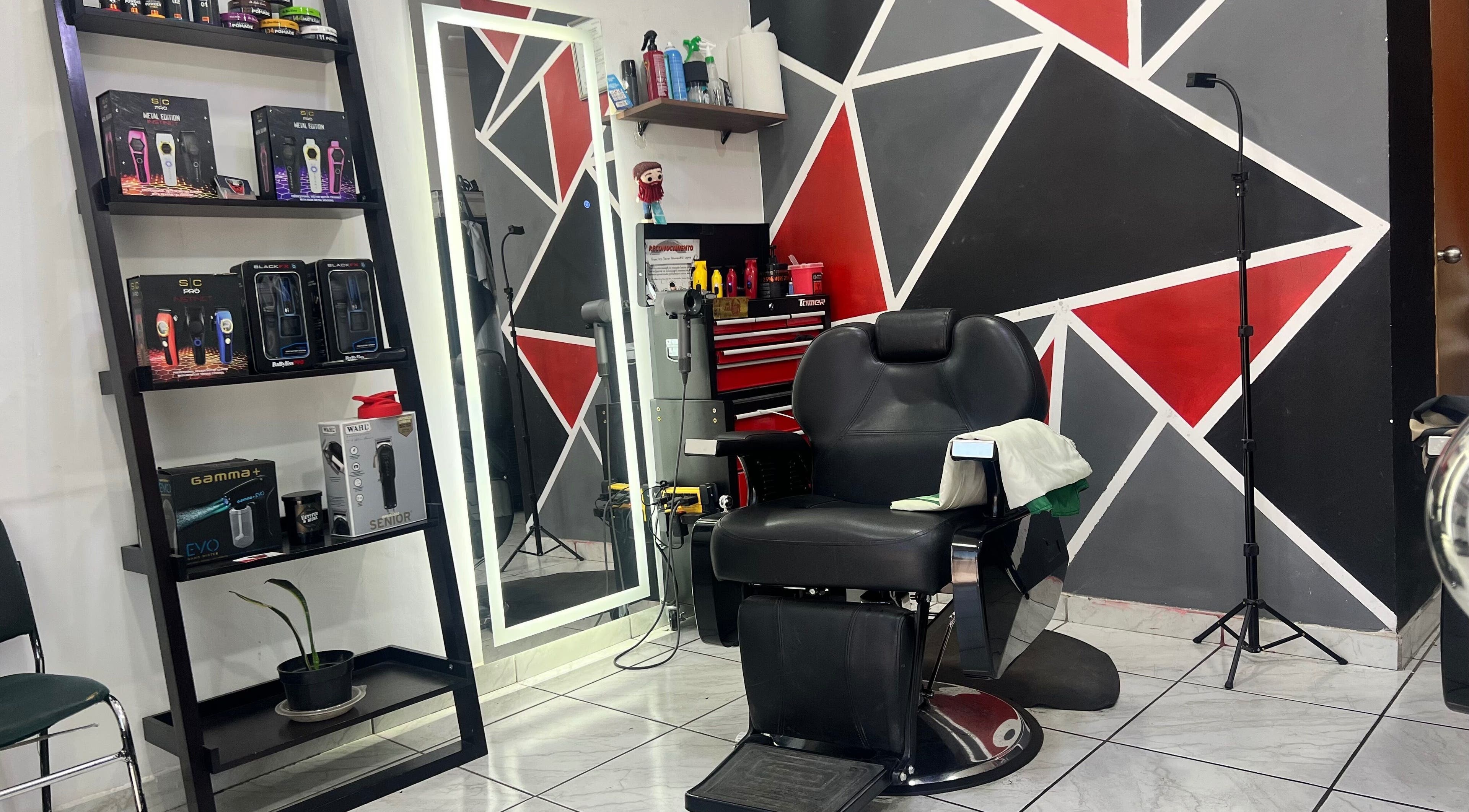 Interior de Red Barber Studio en Hermosillo, Sonora, MX con silla de barbero y equipo de alta calidad.