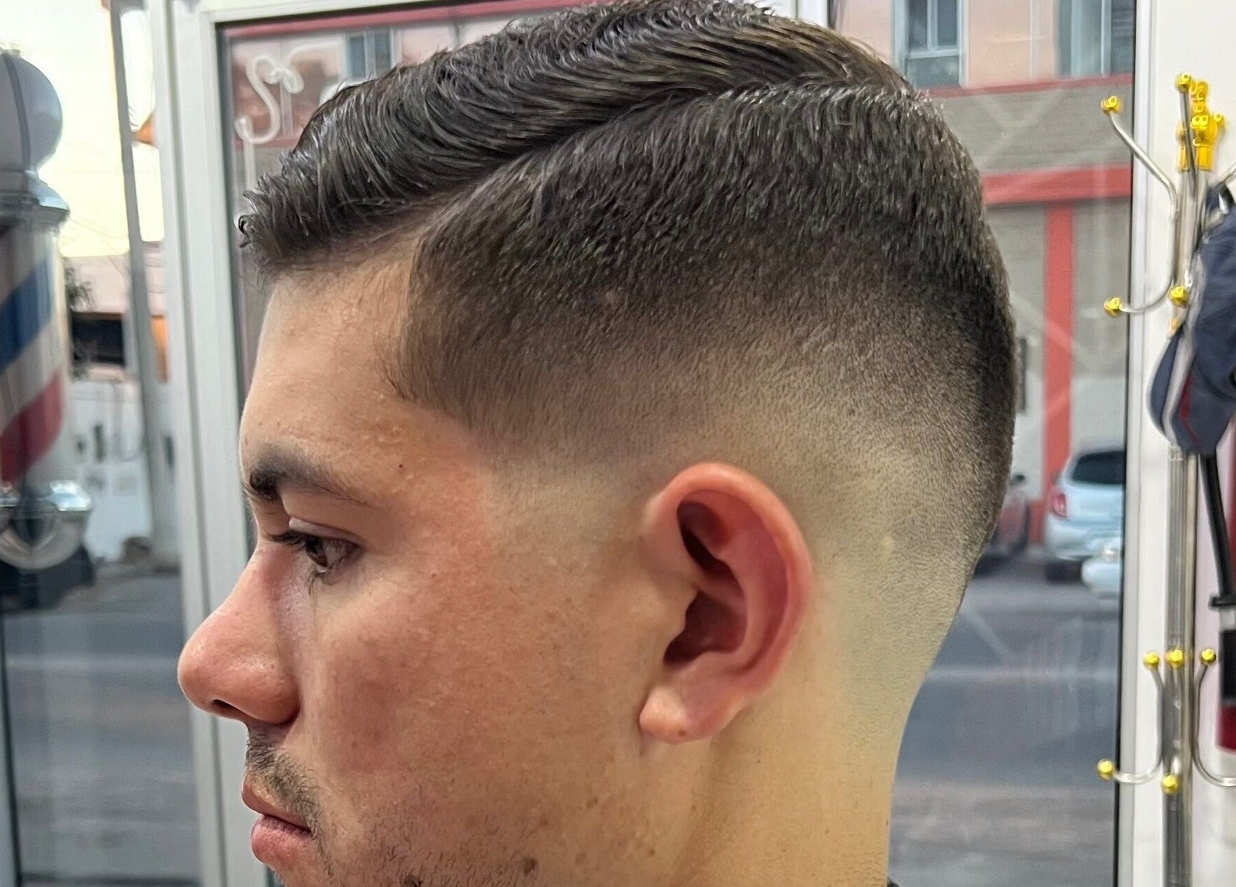Corte de cabello moderno en Red Barber Studio, Hermosillo, Sonora, MX con estilo desvanecido.