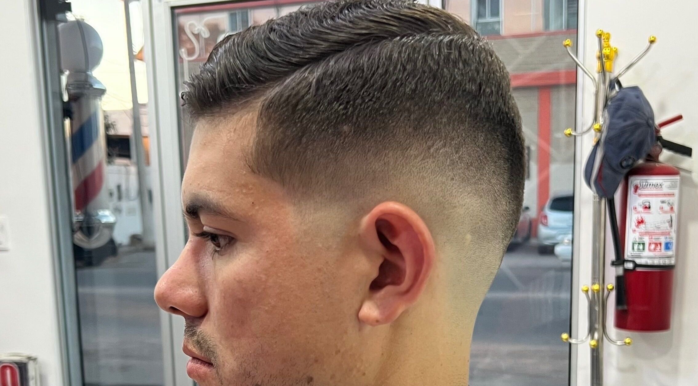 Corte de cabello moderno en Red Barber Studio, Hermosillo, Sonora, MX con estilo desvanecido.