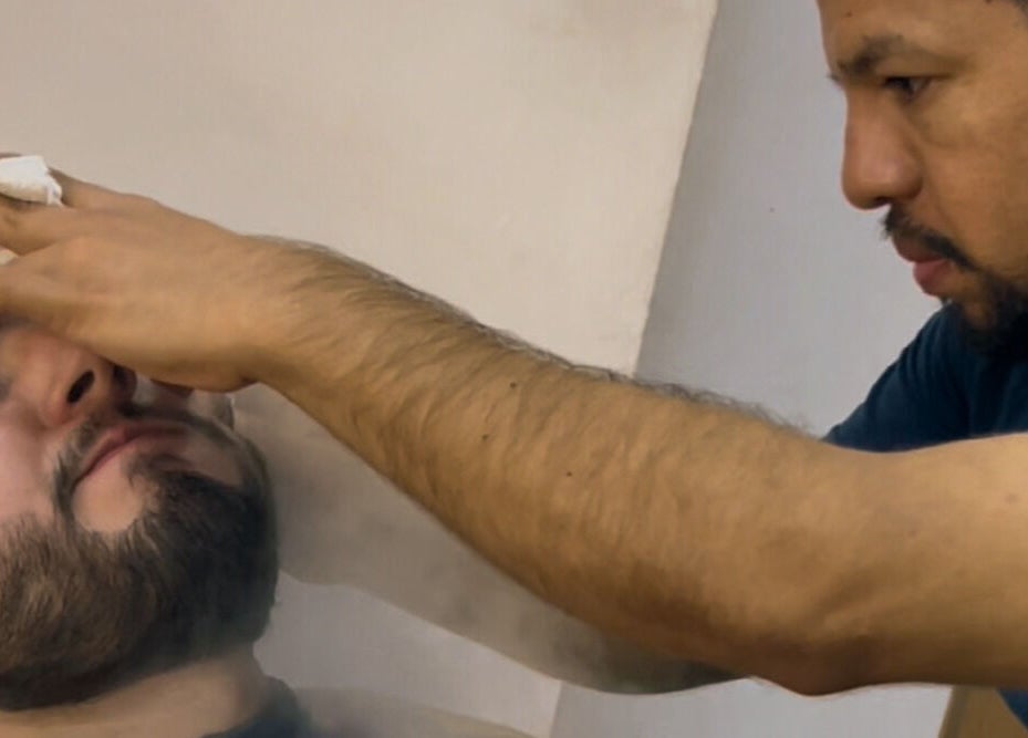 Tratamiento facial en Red Barber Studio, Hermosillo, Sonora, MX. Experiencia de cuidado y relajación.