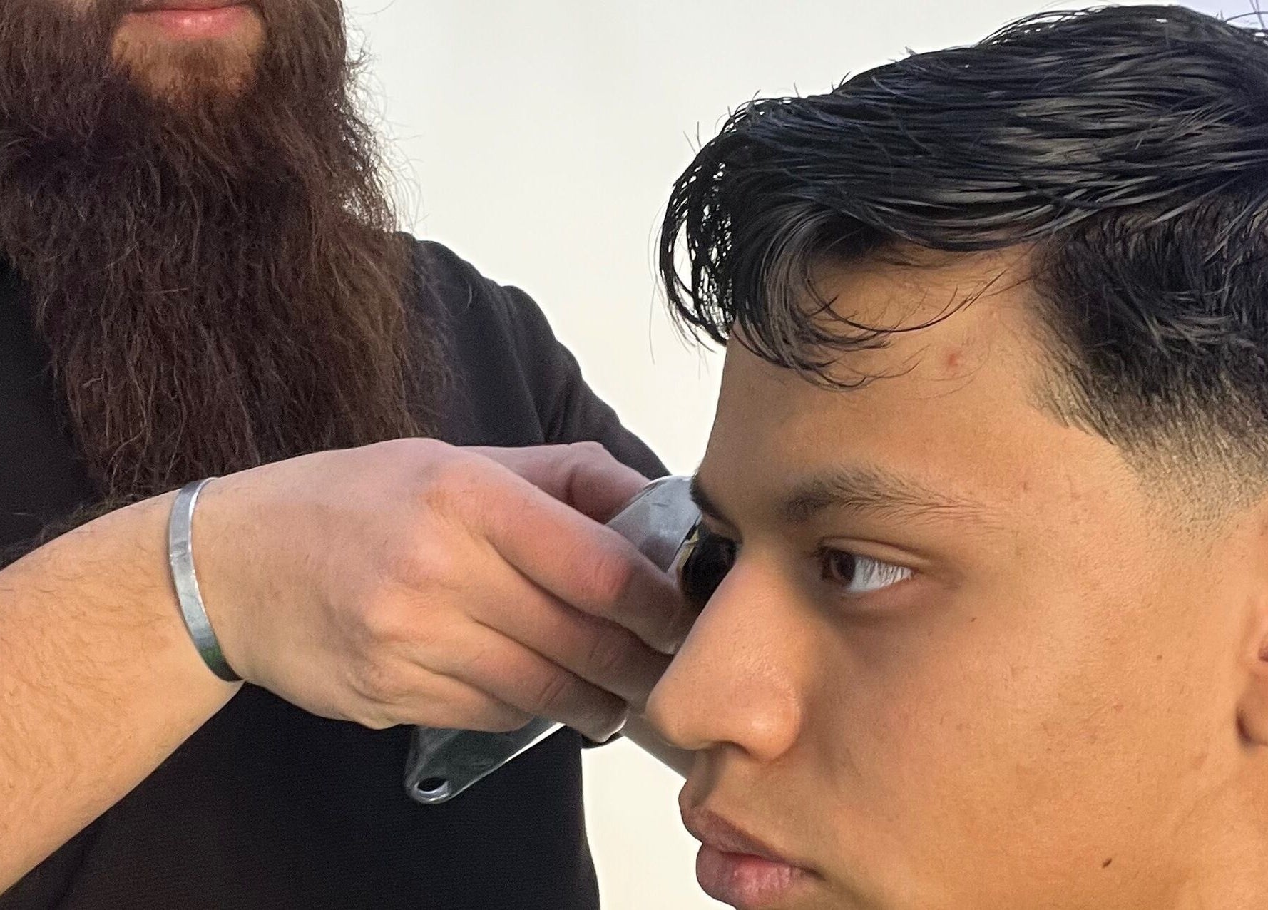 Corte de cabello en Red Barber Studio, Hermosillo, Sonora, MX. Atención profesional y estilo único.