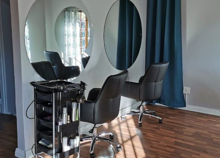 Modern salon setup at Mooi Nooi Haarsalon, Bloemfontein, Freestate, ZA with stylish chairs and mirrors.