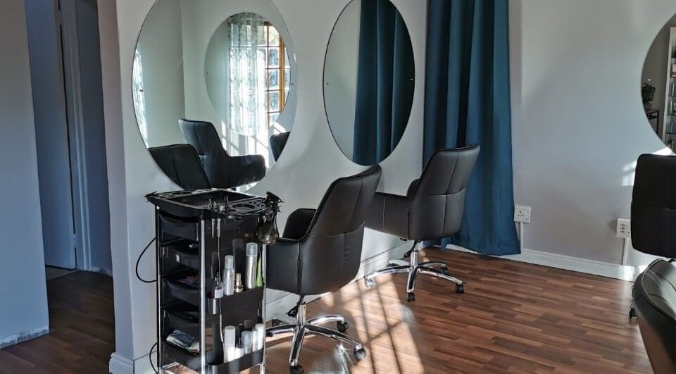 Modern salon setup at Mooi Nooi Haarsalon, Bloemfontein, Freestate, ZA with stylish chairs and mirrors.