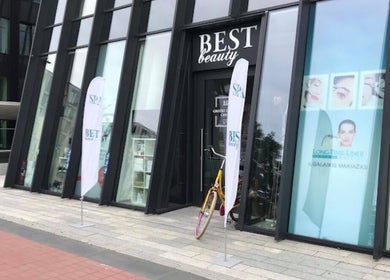 Vytas Barbakano Vilnius modernus fasadas su reklamomis ir pagrindiniu įėjimu.