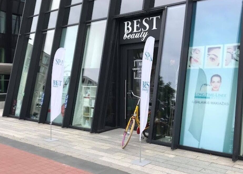 Vytas Barbakano Vilnius modernus fasadas su reklamomis ir pagrindiniu įėjimu.