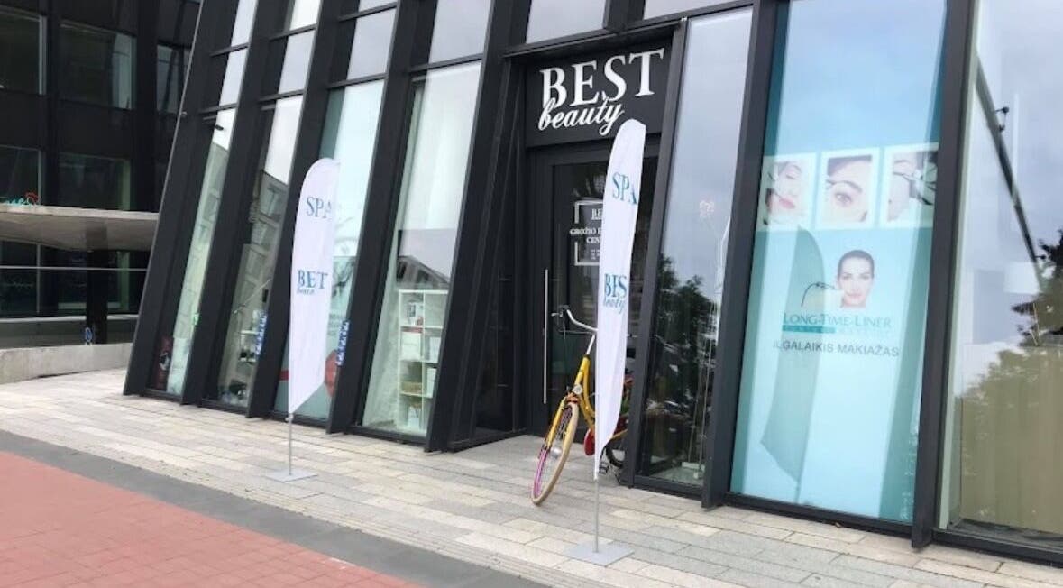 Vytas Barbakano Vilnius modernus fasadas su reklamomis ir pagrindiniu įėjimu.