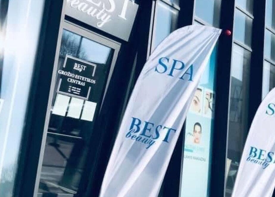 Vytas Barbakano SPA Vilnius Vilniaus apskritis LT grožio centro įėjimas su reklaminėmis vėliavomis.