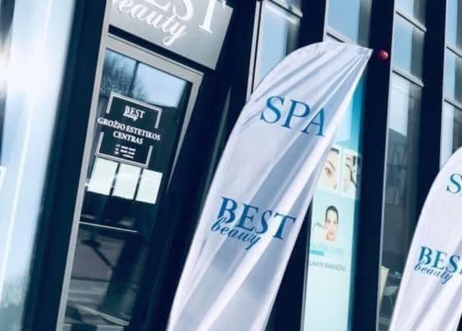 Vytas Barbakano SPA Vilnius Vilniaus apskritis LT grožio centro įėjimas su reklaminėmis vėliavomis.