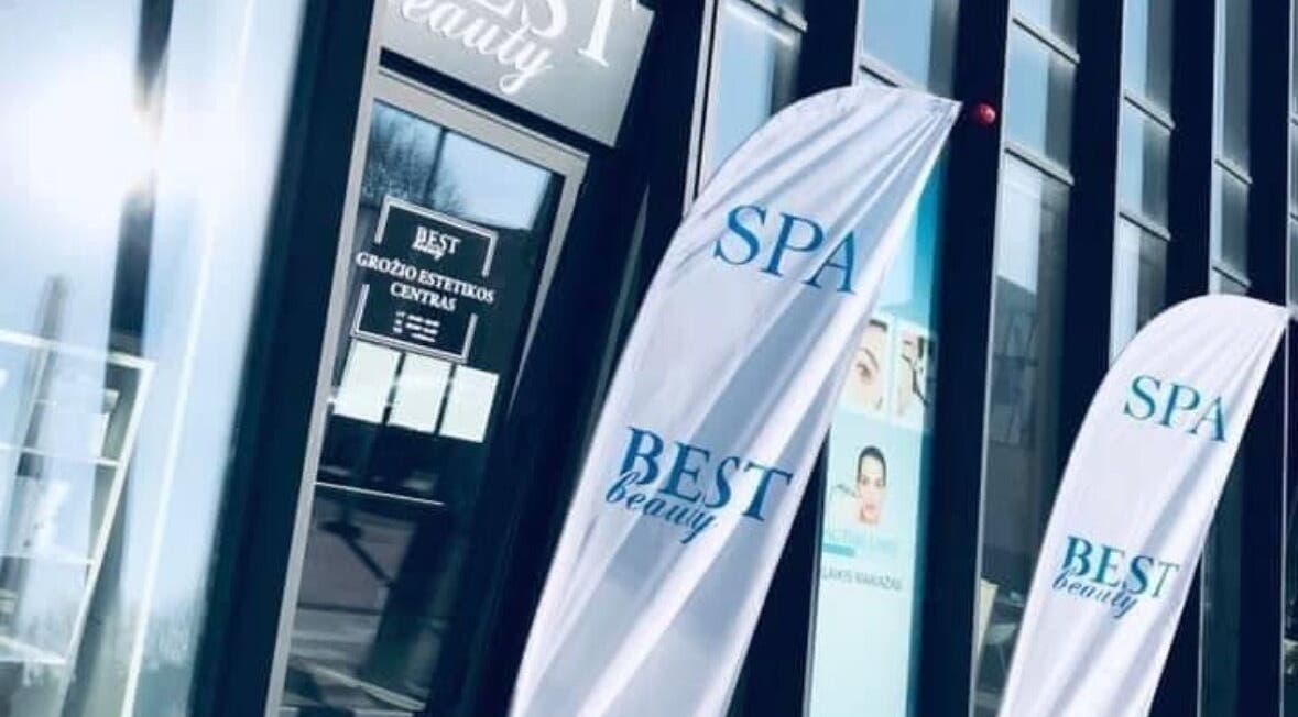 Vytas Barbakano SPA Vilnius Vilniaus apskritis LT grožio centro įėjimas su reklaminėmis vėliavomis.