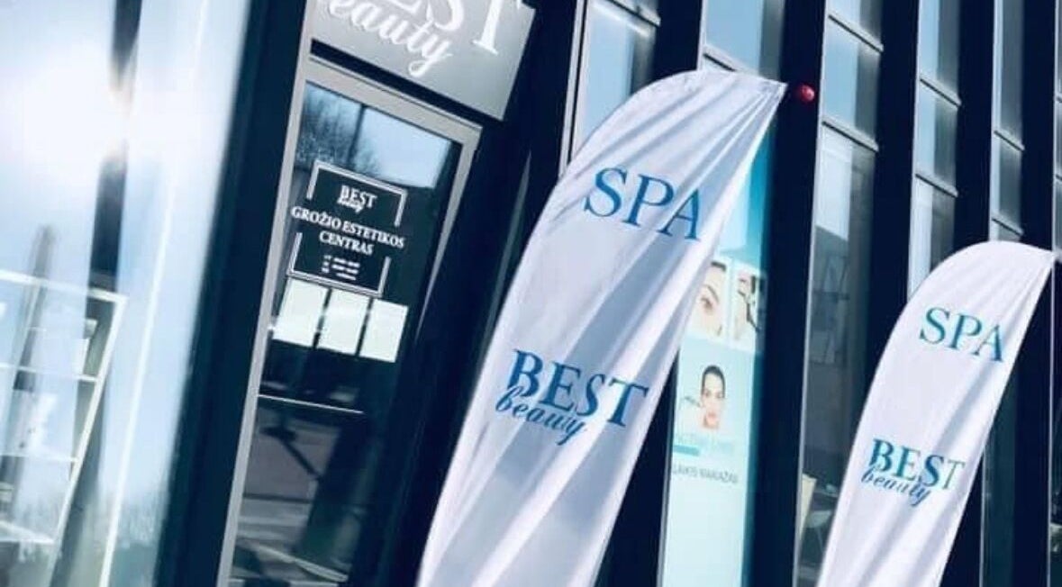 Vytas Barbakano SPA Vilnius Vilniaus apskritis LT grožio centro įėjimas su reklaminėmis vėliavomis.