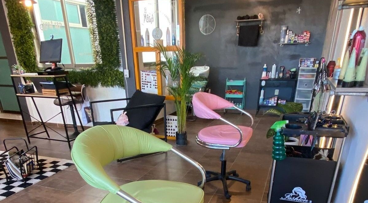 Interior moderno de Bonita Studio | Salón de Belleza, en Pachuca De Soto, Hidalgo, MX, con sillas coloridas.