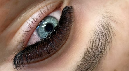 Blonde Co Eyelash Extensions  image 2