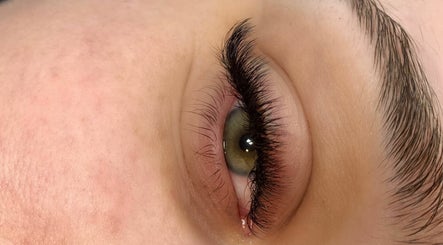 Blonde Co Eyelash Extensions  image 3