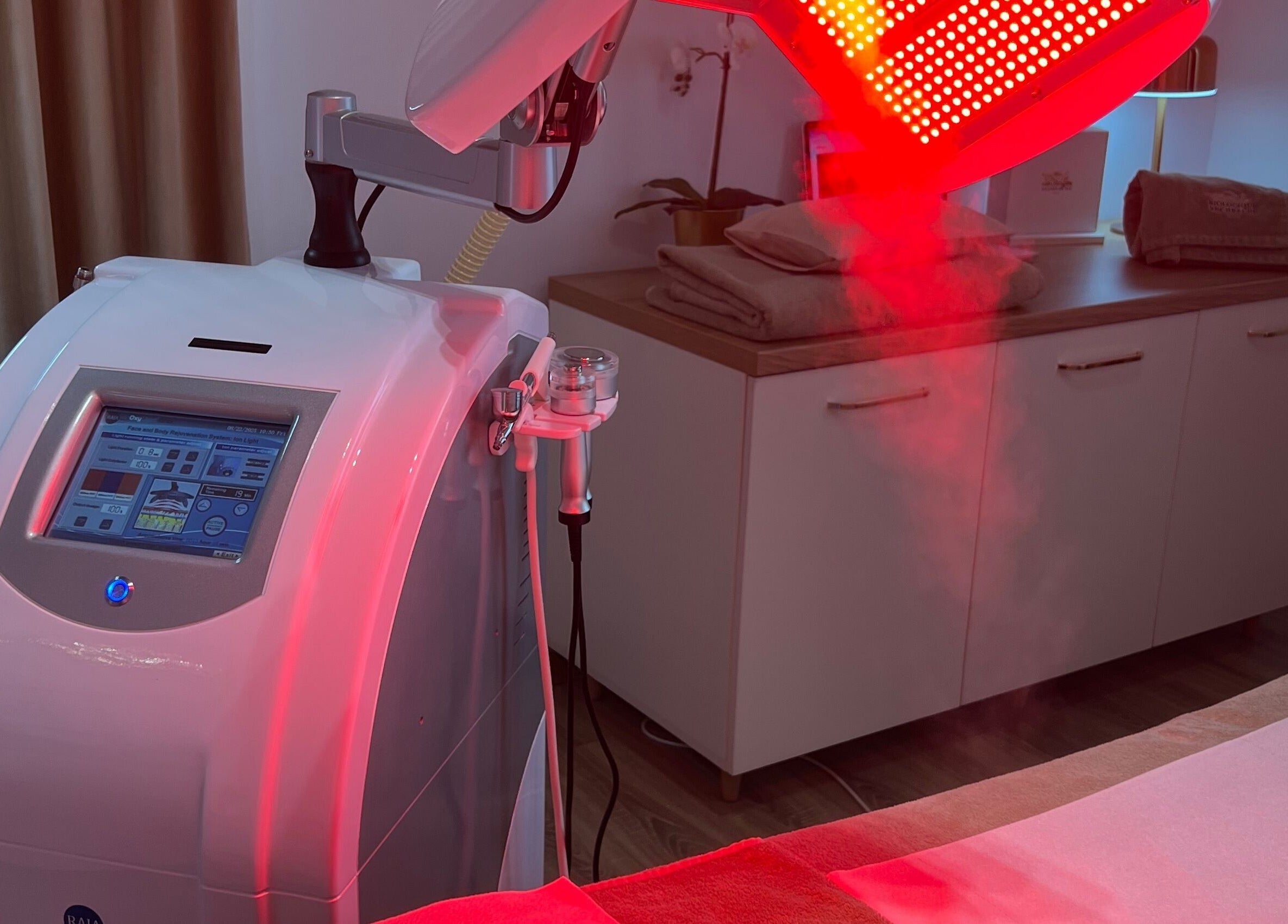 Aparat terapie LED la Cosalinda Beauty & Skincare - Centru Agreat Biologique Recherche, Voluntari, Județul Ilfov, RO.