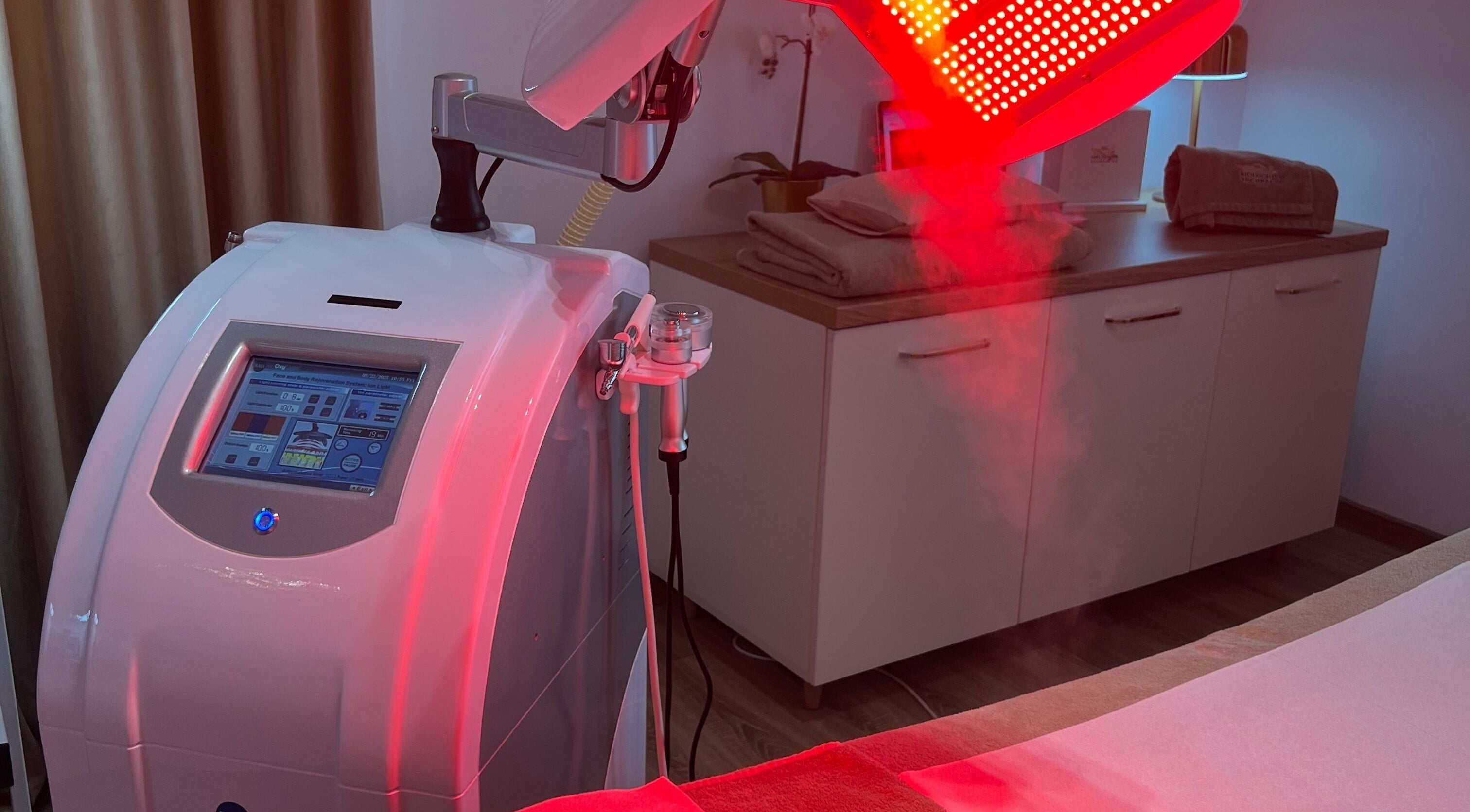 Aparat terapie LED la Cosalinda Beauty & Skincare - Centru Agreat Biologique Recherche, Voluntari, Județul Ilfov, RO.