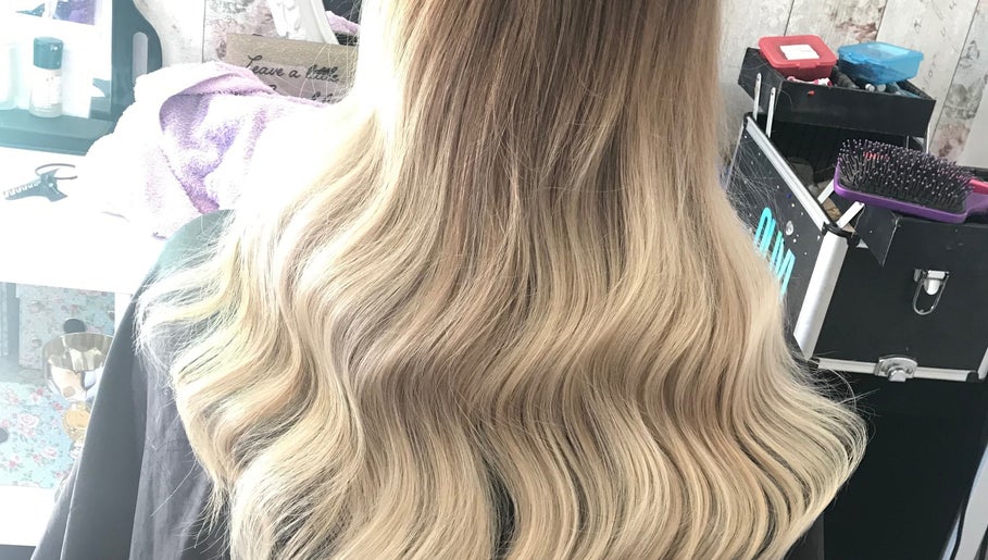 Emma Tiffany Hair Dressing – obraz 1