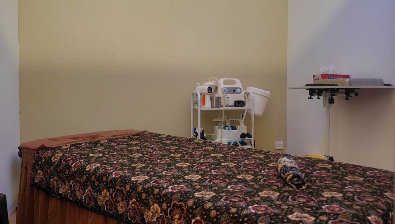 Relaxing massage room at Teramu Terapi Alami, Seri Kembangan, Selangor, MY, featuring serene decor and equipment.