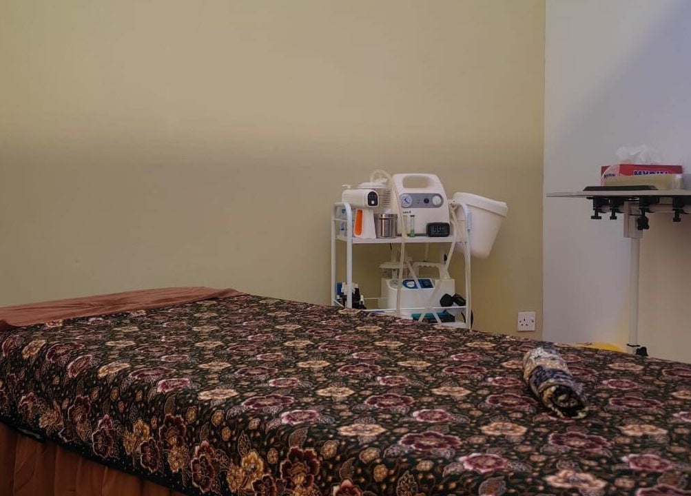 Relaxing massage room at Teramu Terapi Alami, Seri Kembangan, Selangor, MY, featuring serene decor and equipment.
