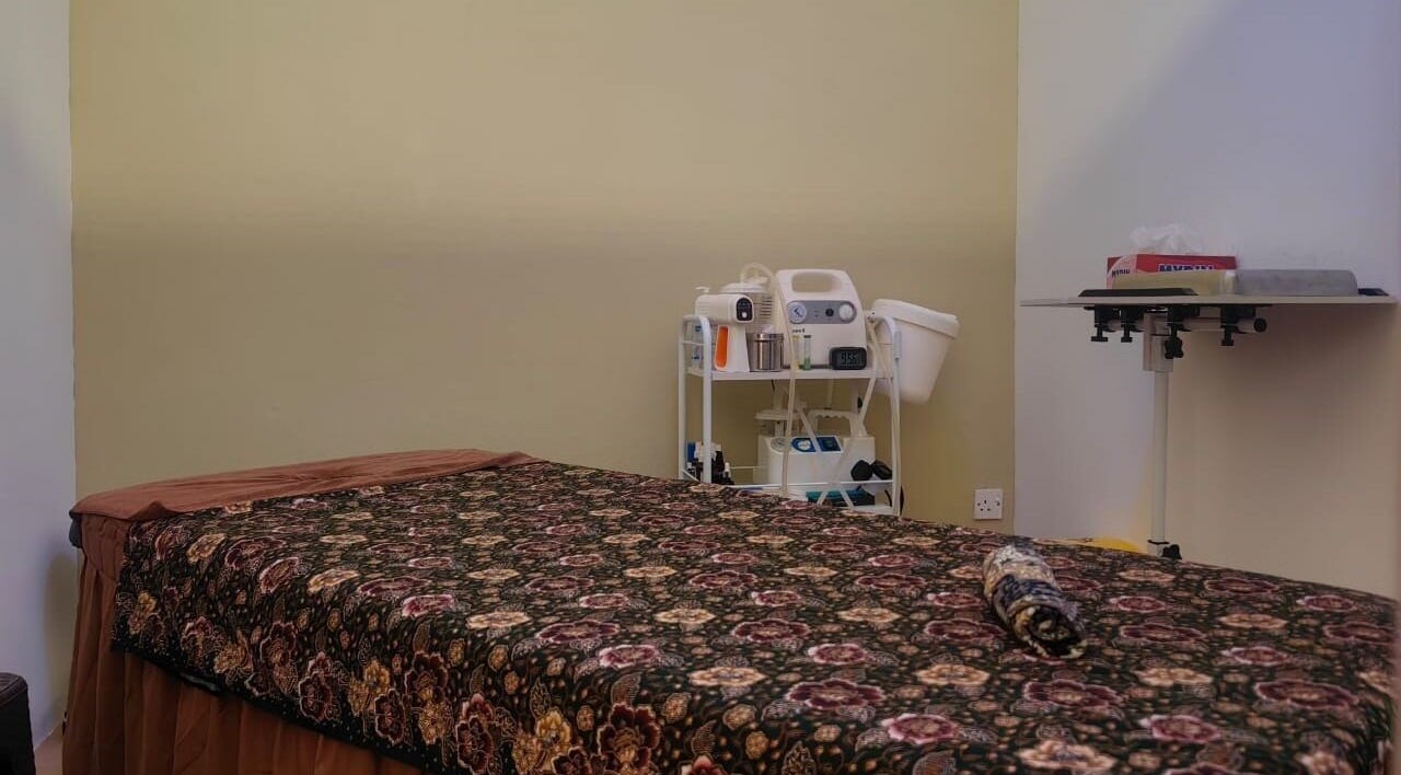 Relaxing massage room at Teramu Terapi Alami, Seri Kembangan, Selangor, MY, featuring serene decor and equipment.