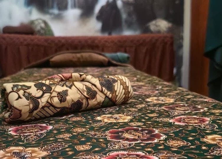 Relaxing treatment room at Teramu Terapi Alami, Seri Kembangan, Selangor, MY with traditional decor.