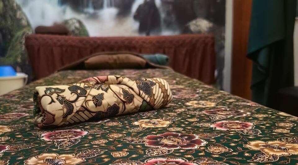 Relaxing treatment room at Teramu Terapi Alami, Seri Kembangan, Selangor, MY with traditional decor.