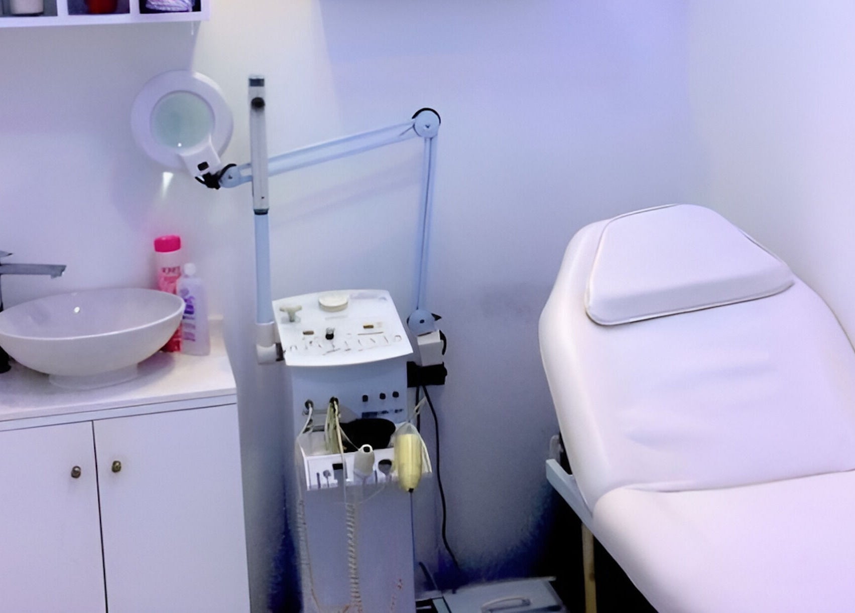 Treatment room at Spark Gents Salon, Abu Dhabi, AE with modern equipment and comfortable chair.