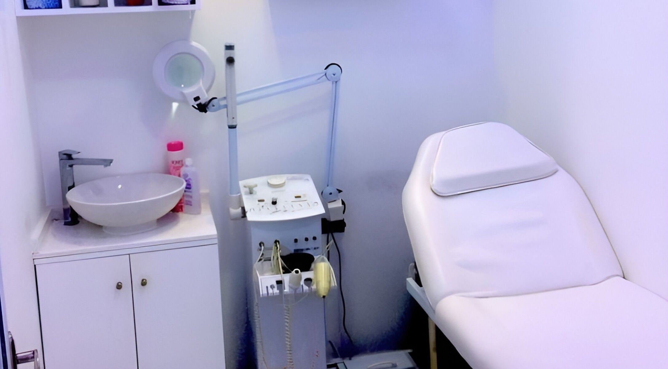 Treatment room at Spark Gents Salon, Abu Dhabi, AE with modern equipment and comfortable chair.