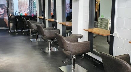 Salon 403 image 3