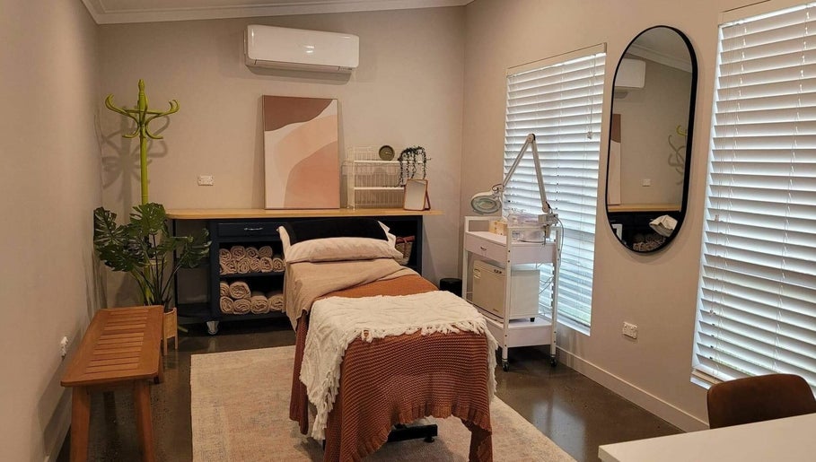 Elizabeth Wilson- Remedial Massage and Beauty Therapy  imaginea 1