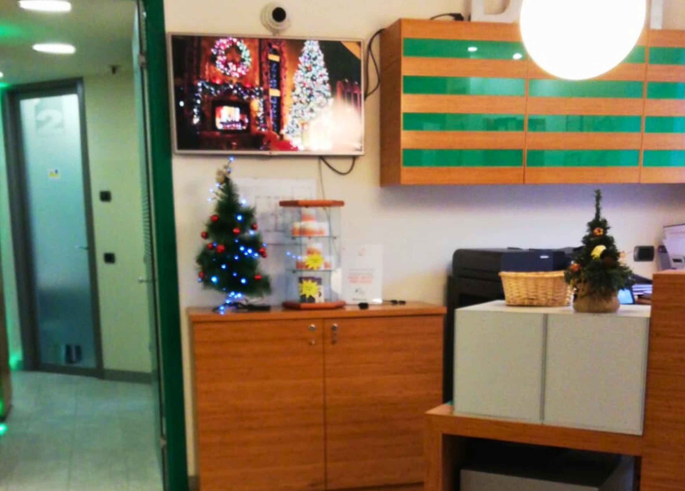 Ingresso decorato a Dam Point - Sogedim, Zona Produttiva Sud, Lombardia, IT, atmosfera natalizia.