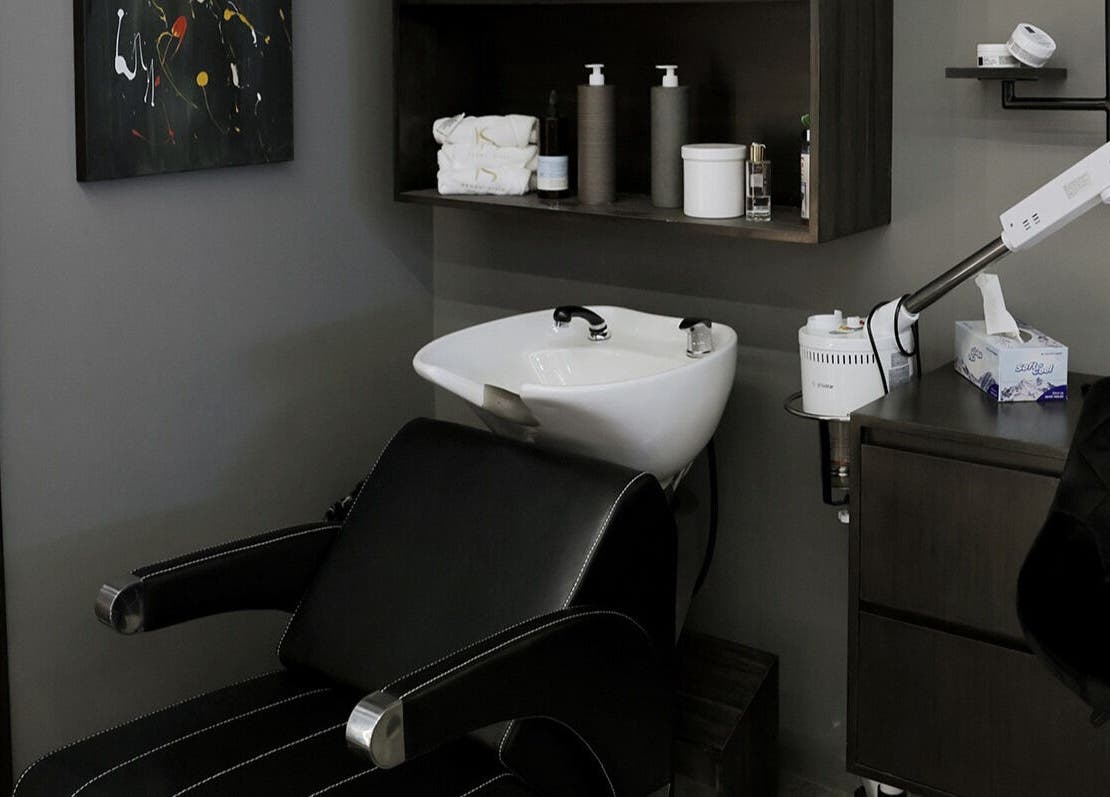 Luxurious wash station at Khoodi Style Gents Salon, Dubai, Dubai, AE, offering premium grooming services.