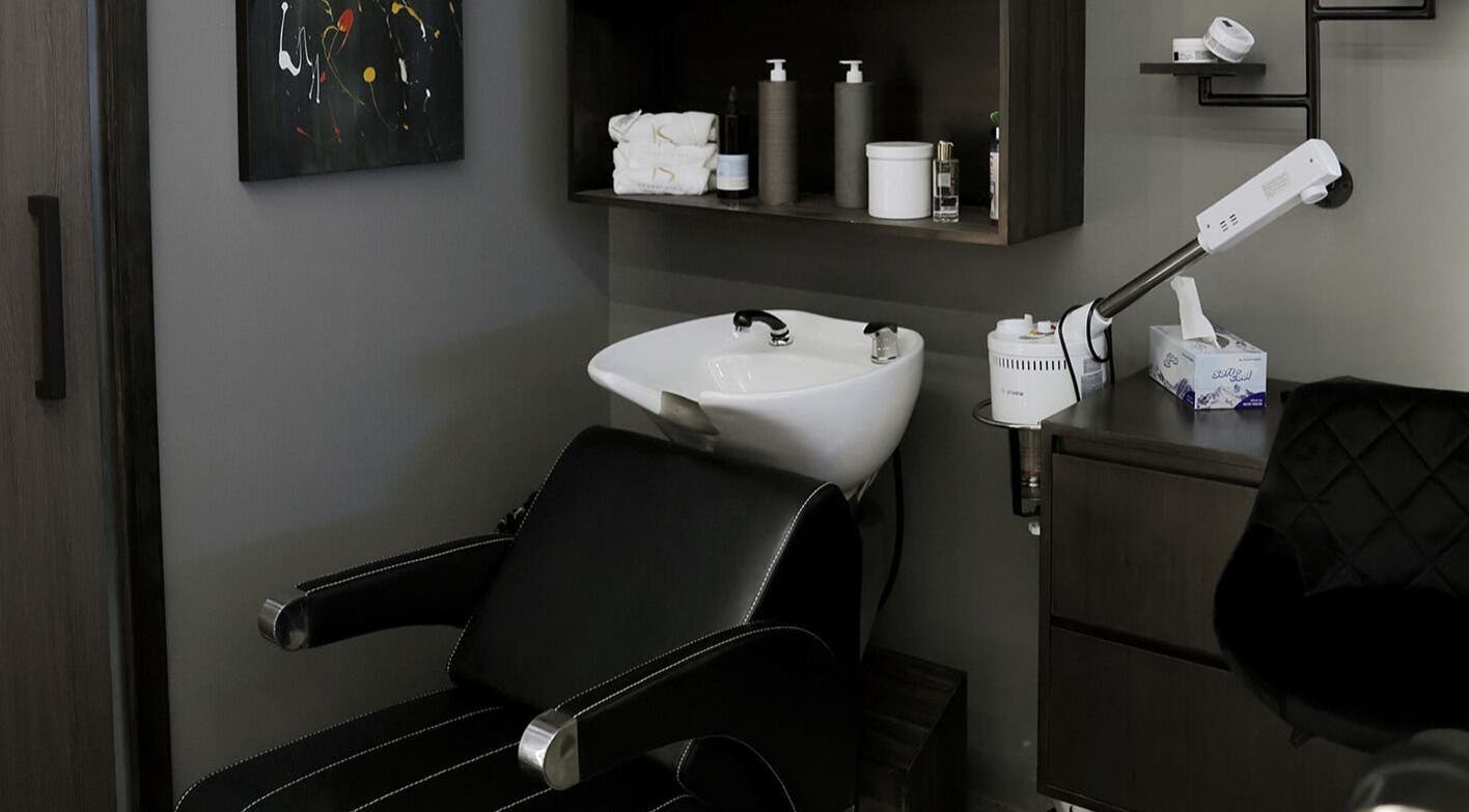 Luxurious wash station at Khoodi Style Gents Salon, Dubai, Dubai, AE, offering premium grooming services.