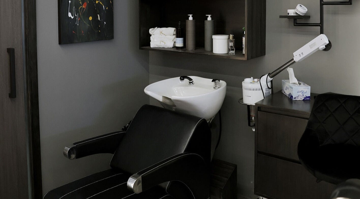 Luxurious wash station at Khoodi Style Gents Salon, Dubai, Dubai, AE, offering premium grooming services.
