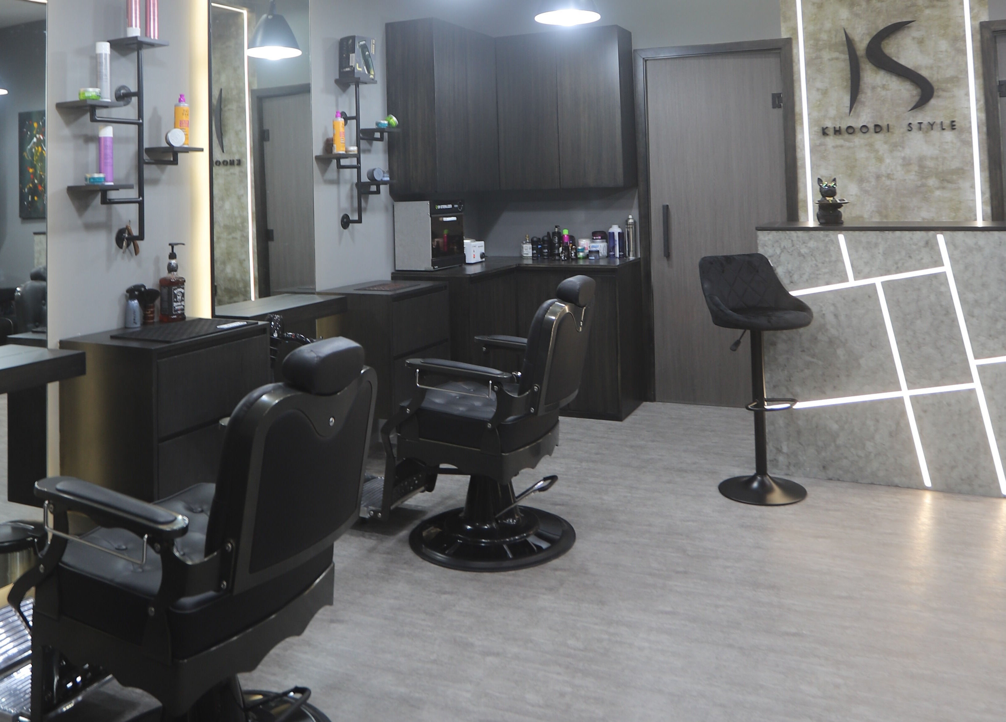 Modern interior of Khoodi Style Gents Salon in Dubai, Dubai, AE with chic barber chairs and stylish decor.
