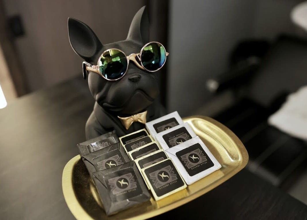 Stylish bulldog figurine with sunglasses at Khoodi Style Gents Salon, Dubai, Dubai, AE.