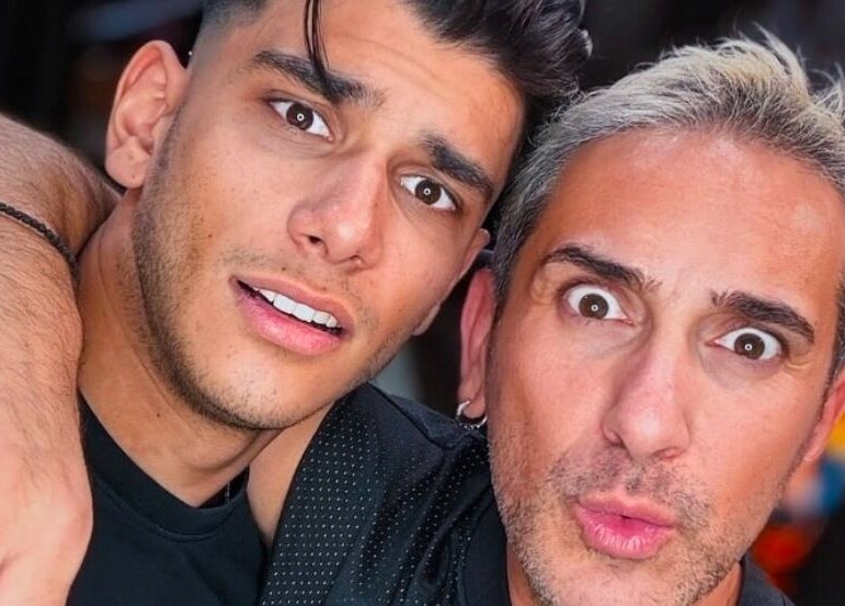 Δύο άνδρες ποζάρουν χαμογελώντας στο Just Men Coiffure, Βέροια, GR