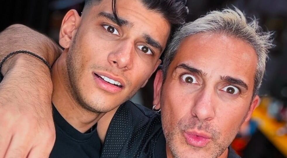 Δύο άνδρες ποζάρουν χαμογελώντας στο Just Men Coiffure, Βέροια, GR