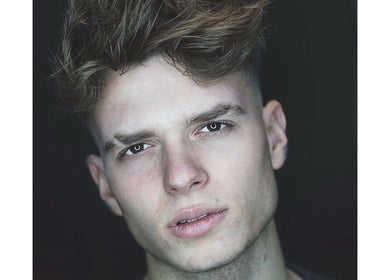 Μοντέρνο ανδρικό κούρεμα στο Just Men Coiffure, Βέροια, GR. Ιδανικό για κομψή εμφάνιση.